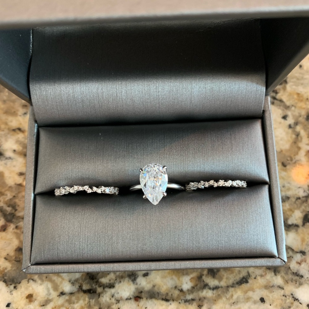 The Kira Ring & Two Essie bands size 5